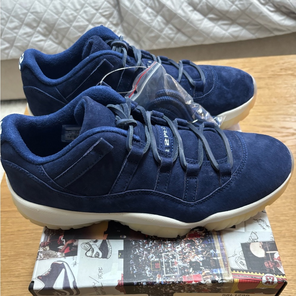 AIR JORDAN XI LOW
BINARY BLUE